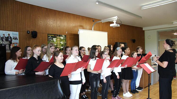 Der Schulchor unter Leitung von Nina Pörner eröffnete die Feierstunde. Foto: Richard Sänger