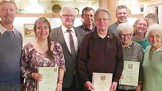 Die geehrten Mitglieder mit (von links) Vorsitzendem Stefan Reuther, Dirigentin Karina Klaumünzner und Bernhard Zipfel von der Sängergruppe Frankenwald  Foto: Karl-Heinz Hofmann