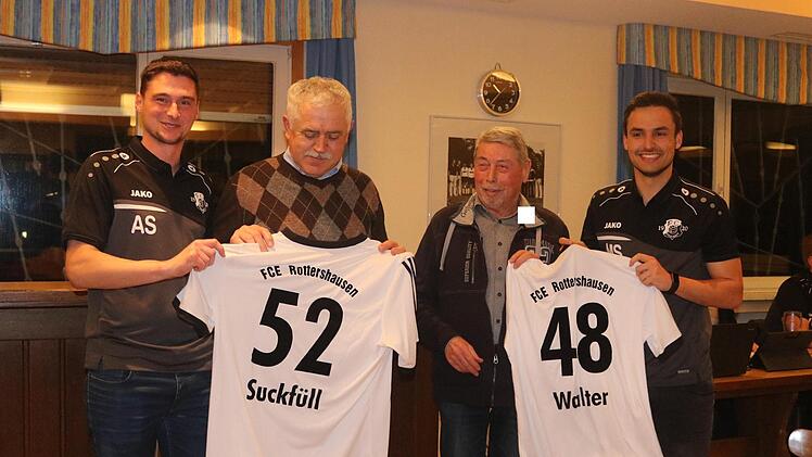Trikots für die Platzwarte: (von links) Andrè Seufert, Herbert Suckfüll, Friedrich Walter und Maximilian Seufert.  Foto: Stefan Seufert