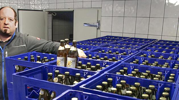 Der Freudenecker Brauer J&uuml;rgen Fischer mit seinem Flaschenbier. Die Novemberhilfe des Bundes geht nach den derzeitigen Regeln an ihm vor&uuml;ber.  Foto: Sebastian Schanz