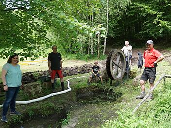 Der Bereich um das Wasserrad in Schmalwasser wird über das  Regionalbudget erneuert. Bürgermeisterin Sonja Reubelt brachte die Idee  ins Rollen. Mit im Bild Steffen Zehe (Vorsitzender Heimatverein  Schmalwasser), Xaver Fuchs Roman Fuchs und Thomas Zehe. Foto: Marion Eckert