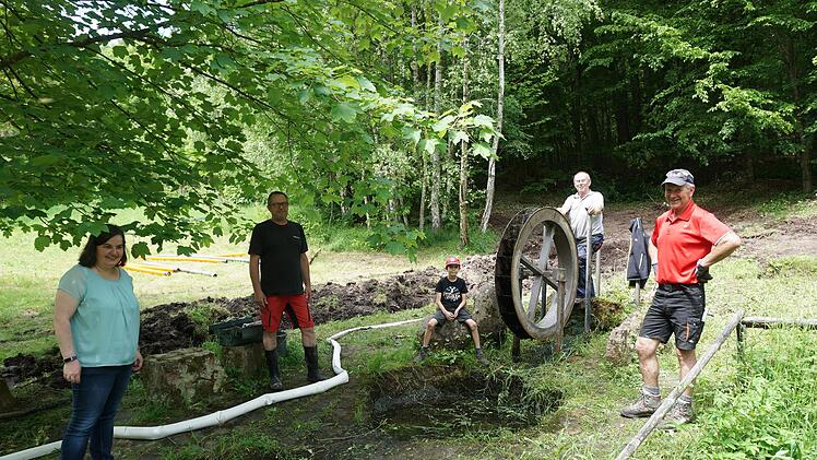 Der Bereich um das Wasserrad in Schmalwasser wird über das  Regionalbudget erneuert. Bürgermeisterin Sonja Reubelt brachte die Idee  ins Rollen. Mit im Bild Steffen Zehe (Vorsitzender Heimatverein  Schmalwasser), Xaver Fuchs Roman Fuchs und Thomas Zehe. Foto: Marion Eckert