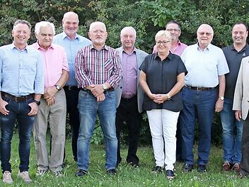 Neun langjährige Gemeinderäte waren bei der Kommunalwahl im vergangenen Jahr nicht mehr angetreten; die verbliebenen drei stellen jetzt das Bürgermeister-Trio in Rugendorf. Von links: Hermann Schmidt (24 Jahre Gemeinderat), Herbert Schmidt (48), Friedrich Oertel (6), Ernst Dehler (12), Ex-Bürgermeister Ralf Holzmann (12), Albert Müller (18), Fritz Rösch (38), Zweite Bürgermeisterin Elisabeth Schmidt-Hofmann, Günther Krombholz (6), Manfred Pöhlmann (24), Dritter Bürgermeister Franz Schnaubelt,...