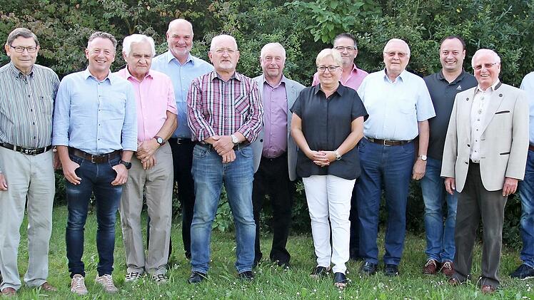 Neun langjährige Gemeinderäte waren bei der Kommunalwahl im vergangenen Jahr nicht mehr angetreten; die verbliebenen drei stellen jetzt das Bürgermeister-Trio in Rugendorf. Von links: Hermann Schmidt (24 Jahre Gemeinderat), Herbert Schmidt (48), Friedrich Oertel (6), Ernst Dehler (12), Ex-Bürgermeister Ralf Holzmann (12), Albert Müller (18), Fritz Rösch (38), Zweite Bürgermeisterin Elisabeth Schmidt-Hofmann, Günther Krombholz (6), Manfred Pöhlmann (24), Dritter Bürgermeister Franz Schnaubelt,...