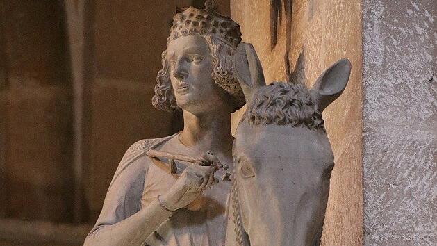 Der Bamberger Reiter blickt in den Dom.