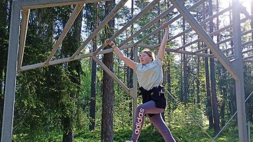 Auf dem Trimm-dich-Pfad in Kulmbach bereitet sich die 6. Klasse der Waldorfschule auf das Spartan Race vor.