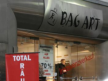 Nach dem Räumungsverkauf hat bei "Bag Art" nun der "Insolvenzverkauf" begonnen. Foto: Helke Renner