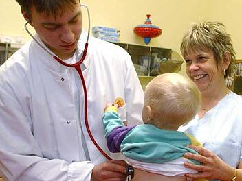 Eine nächtliche Untersuchung vom Kinderarzt im Notfall - wenn der Bereitschaftsdienst wegfällt, kann es sein, dass auch mal ein Allgemein- oder Frauenarzt vorbeikommt. Foto: dpa