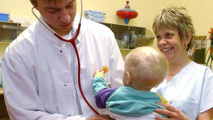 Eine nächtliche Untersuchung vom Kinderarzt im Notfall - wenn der Bereitschaftsdienst wegfällt, kann es sein, dass auch mal ein Allgemein- oder Frauenarzt vorbeikommt. Foto: dpa