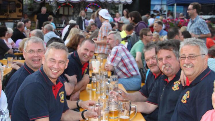 Stammgäste beim Altstadtfest: Die Männer der Feuerwehr aus Breidenbrunn, hier mit Gastgeber Gerhard Prütz (links)