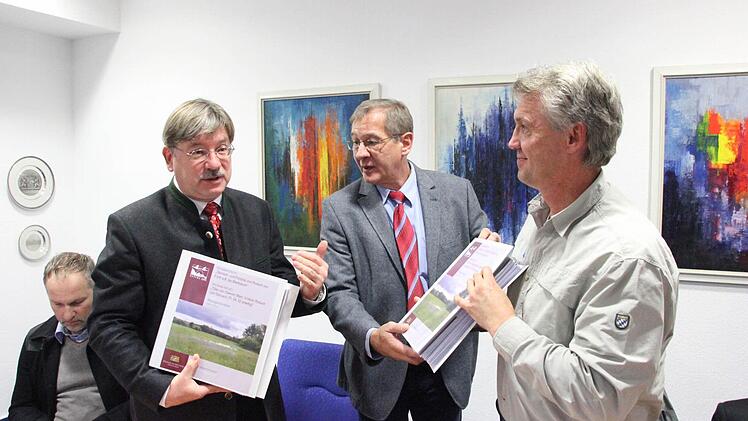 Herbert Rebhan (Mitte) überreichte den Managementplan an Guido Winter (links) und Stefan Hanna vom Amt für Landwirtschaft Kulmbach. Foto: Friedwald Schedel