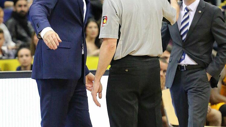 Berlins Trainer Sasa Obradovic wird im dritten Viertel der Halle verwiesen. Foto: Eibner