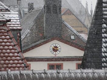 Erst ging sie gar nicht, dann falsch: Die Uhr am Alten Rathaus funktionierte nicht richtig.  Foto: Benedikt Borst
