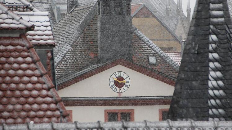 Erst ging sie gar nicht, dann falsch: Die Uhr am Alten Rathaus funktionierte nicht richtig.  Foto: Benedikt Borst