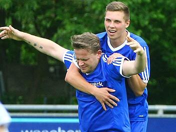 Der erst 18-jährige Fabian Zipfel (rechts) ist die Entdeckung der Saison beim FC Kupferberg. Hier feiert er mit Tobias Schanz dessen elften Saisontreffer zum 2:0 in Motschenbach. Foto: Monika Limmer