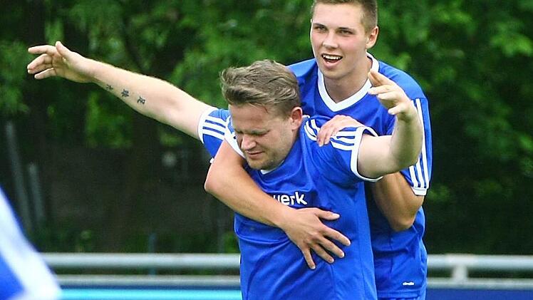 Der erst 18-jährige Fabian Zipfel (rechts) ist die Entdeckung der Saison beim FC Kupferberg. Hier feiert er mit Tobias Schanz dessen elften Saisontreffer zum 2:0 in Motschenbach. Foto: Monika Limmer