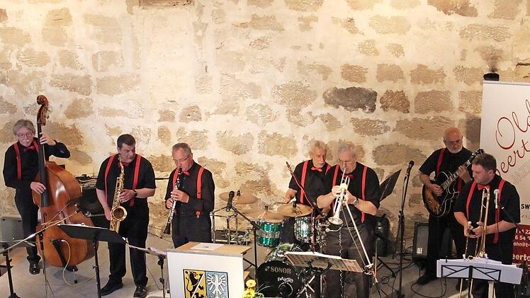 Die "Old Beertown Jazzband" ist Preisträger und untermalte die Übergabe der Kulturpreise des Landkreises Kulmbach auch musikalisch. Fotos: Katharina Müller-Sanke