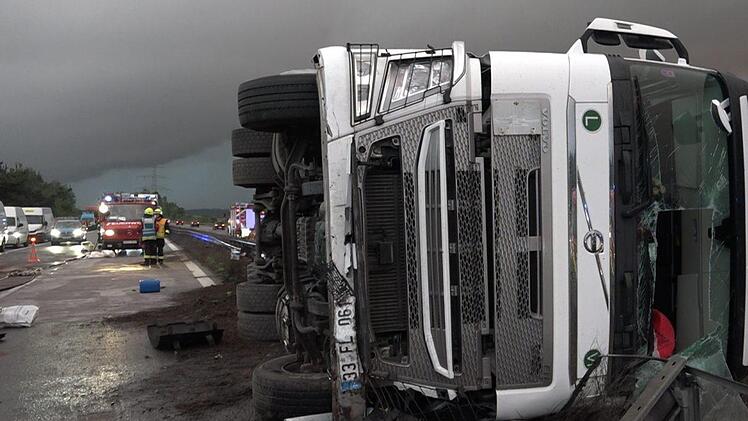 Auf der A93 bei Regensburg ist es am Abend zu einem Lkw-Unfall gekommen. Der Sattelzug kam ins Schleudern und blieb quer auf der Fahrbahn liegen. Symbolbild: Michael Gr&uuml;ndel