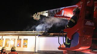 Brand in Elektrofachmarkt fordert Einsatzkräfte