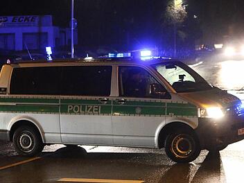Nach einer wilden Verfolgungsjagd stoppte die Polizei einen 21-Jährigen bei Bamberg. Im Kofferraum seines Autos fanden die Beamten die Leiche einer Frau aus Nürnberg. Symbolbild: NEWS5 / Goppelt