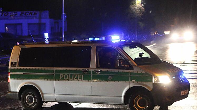 Nach einer wilden Verfolgungsjagd stoppte die Polizei einen 21-Jährigen bei Bamberg. Im Kofferraum seines Autos fanden die Beamten die Leiche einer Frau aus Nürnberg. Symbolbild: NEWS5 / Goppelt