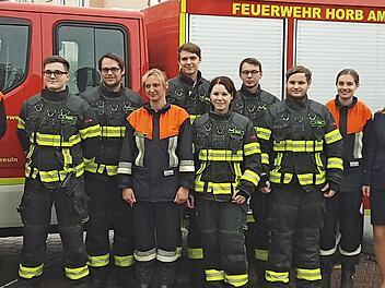 KBM Thomas Petterich (Schiedsrichter 1), Bürgermeister Gregor Friedlein-Zech, Stefan Leikheim, Dominik Kleylein, Alexander Krapp, Gruppenführerin Sabine Wendler, Frank Wendler, Nina Kraus, Robin Wendler, Andreas Krapp, Cora Bischoff, stellvertretende Vorsitzende Alexandra Bischoff, Roland Dauer (Schiedsrichter 2), Kommandant Klaus Meusel, stellvertretender Kommandant Christian Betz und Kassierer Frank Bischoff (von links) freuten sich über die bestandene Leistungsprüfung. Foto: Thomas Micheel