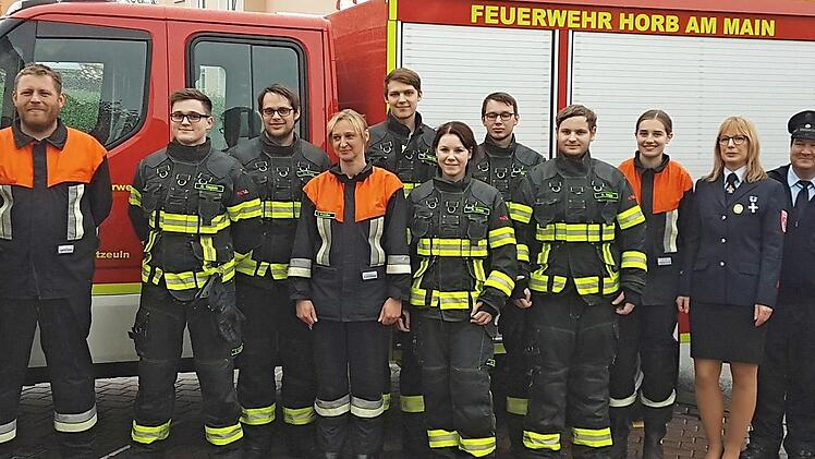 KBM Thomas Petterich (Schiedsrichter 1), Bürgermeister Gregor Friedlein-Zech, Stefan Leikheim, Dominik Kleylein, Alexander Krapp, Gruppenführerin Sabine Wendler, Frank Wendler, Nina Kraus, Robin Wendler, Andreas Krapp, Cora Bischoff, stellvertretende Vorsitzende Alexandra Bischoff, Roland Dauer (Schiedsrichter 2), Kommandant Klaus Meusel, stellvertretender Kommandant Christian Betz und Kassierer Frank Bischoff (von links) freuten sich über die bestandene Leistungsprüfung. Foto: Thomas Micheel