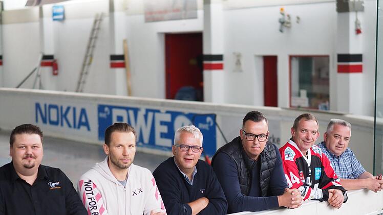 Im Juni hatte Andreas Goerke (3. v. l.) die Anschaffung der neuen Bande noch goutiert. Jetzt kommunizieren der damalige designierte Geschäftsführer der Eissport GmbH und die Verantwortlichen der Kissinger Wölfe überwiegend in Schriftform. Von der angedachten Kooperation ist nichts übrig geblieben. Foto: Jürgen Schmitt
