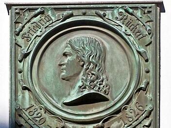 Dieses Relief am Puppenmuseum erinnert an den Dichter und Gelehrten Friedrich Rückert. Foto: Jochen Berger