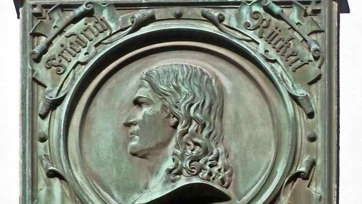 Dieses Relief am Puppenmuseum erinnert an den Dichter und Gelehrten Friedrich Rückert. Foto: Jochen Berger