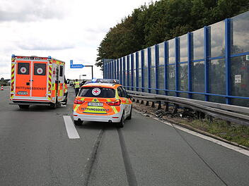 BMW prallt in nach Reifenplatzer in Leitplanke