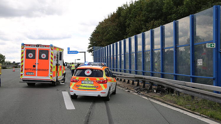 BMW prallt in nach Reifenplatzer in Leitplanke