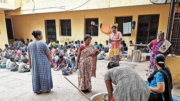 Essensausgabe in einem der beiden Hemalata-Waisenh&auml;user in S&uuml;dindien