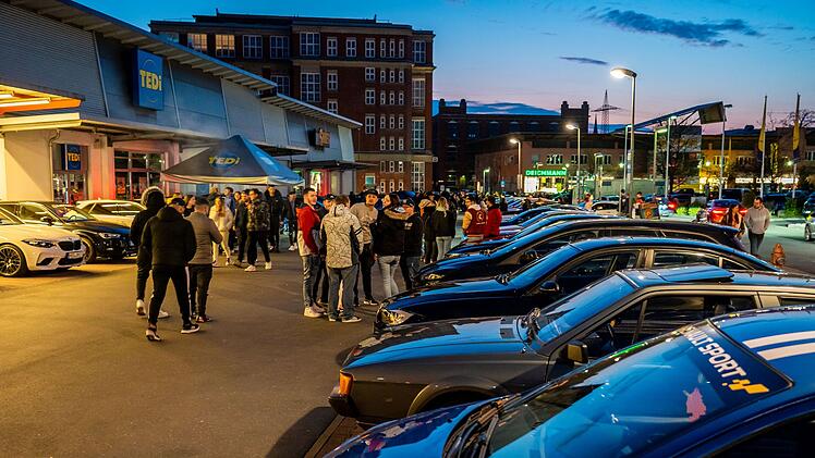 Forchheim: Hunderte treffen sich zu "Car-Freitag" - Tuner-Szene leitet Saison ein