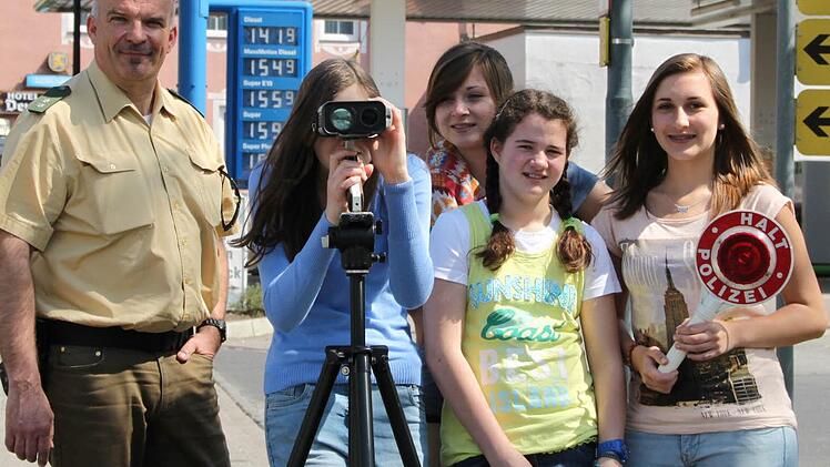 Zum Abschluss des Girls' Days lässt Verkehrserzieher Manfred Schneider die Mädchen durch die Laser-Pistole schauen. Natürlich nur probeweise.