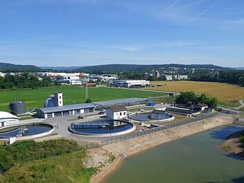 Ein kleiner See neben der Kläranlage dient als Flutmulde. Foto: Vivian Hopf