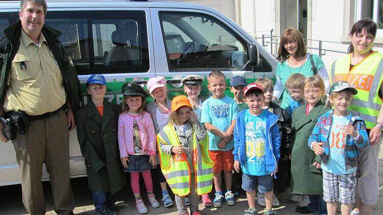 Thorsten Schmidtke von der Polizeistation mit den Kindern und den Leiterinnen Frau Morgenroth und Frau Danielmeier vom Kinderhaus St. Johannes der Täufer in Ützing. Foto: Polizei