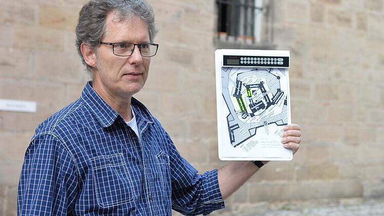 Daniel Gerber erklärt die künftige Nutzung des alten und des neuen Zeughauses.