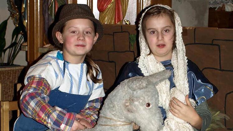 Josef (Marie Schneider, li) und Maria (Sophia Blüchel) ruhen sich aus.