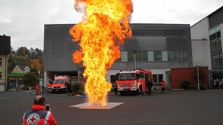 Die Freiwillige Feuerwehr Bad Brückenau zeigt im Hof der Prümmer Klinik, was passiert, wenn man brennendes Öl mit Wasser löscht.