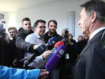 Michael Stoschek (rechts) bei seinem Statement in den Gängen des Coburger Justizgebäudes.  Foto: Simone Bastian