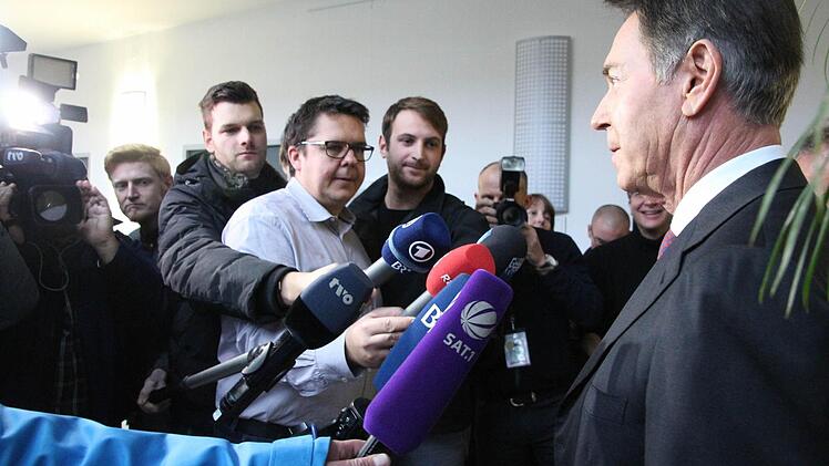 Michael Stoschek (rechts) bei seinem Statement in den Gängen des Coburger Justizgebäudes.  Foto: Simone Bastian