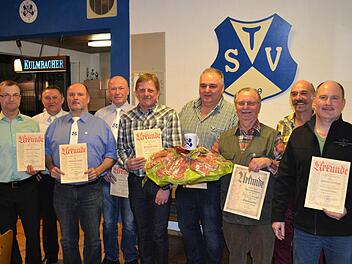 Treue Mitglieder des TSV Waldfenster wurden geehrt. Unser Bild zeigt (v.l.) Josef Pfülb, Hubert Schlereth, Martin Schlereth, Uwe Schmitt, Thomas Albert, Erhard Seller, Erich Voll sowie Christoph Schlereth.  Foto: Nicolas Thoma
