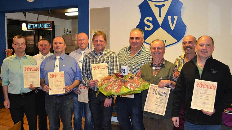 Treue Mitglieder des TSV Waldfenster wurden geehrt. Unser Bild zeigt (v.l.) Josef Pfülb, Hubert Schlereth, Martin Schlereth, Uwe Schmitt, Thomas Albert, Erhard Seller, Erich Voll sowie Christoph Schlereth.  Foto: Nicolas Thoma