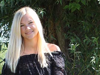 Carolin Schönball, mal nicht im offiziellen Outfit der Korbstadtkönigin, sondern an einem ihrer letzten Urlaubstage ganz entspannt daheim im Stadtteil Unterwallenstadt. Foto: Ramona Popp