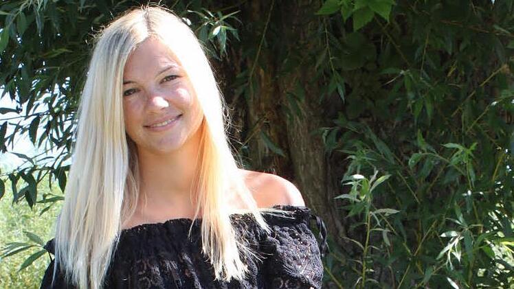 Carolin Schönball, mal nicht im offiziellen Outfit der Korbstadtkönigin, sondern an einem ihrer letzten Urlaubstage ganz entspannt daheim im Stadtteil Unterwallenstadt. Foto: Ramona Popp