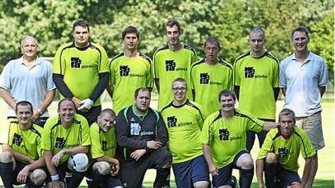 Die erfolgreiche Fußball-Mannschaft der Wefa Ahorn (stehend von links): Betreuer W. Taschek, P. Berthold, M. Schultheiß, B. Welsch, D. Freund, T. Lesch und Trainer W. Fischer; (vordere Reihe von links): H. Fecker, T. Schumpa, F. Heymann, K. Koch, S. Fischer, G. Hahn und M. Kirsten. Foto: Carsten Kobow