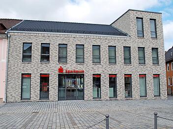 Der Neubau der Sparkassenfiliale in Neustadt war das größte Investitionsprojekt der Sparkasse Coburg-Lichtenfels in den letzten Jahren: 6,15 Millionen Euro hat die drittgrößte Filiale gekostet. 2016 investierte die Sparkasse insgesamt 3,4 Millionen Euro in Neu- und Umbau sowie Instandsetzungsmaßnahmen in ihren Filialen.  Foto: CT-Archiv