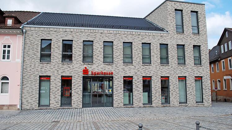 Der Neubau der Sparkassenfiliale in Neustadt war das größte Investitionsprojekt der Sparkasse Coburg-Lichtenfels in den letzten Jahren: 6,15 Millionen Euro hat die drittgrößte Filiale gekostet. 2016 investierte die Sparkasse insgesamt 3,4 Millionen Euro in Neu- und Umbau sowie Instandsetzungsmaßnahmen in ihren Filialen.  Foto: CT-Archiv
