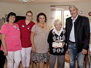 Zum Gratulieren gekommen waren neben den Verwandten die Pflegerinnen und Bürgermeister Bernhard Storath (2.v.r.). Foto: Hartmut Klamm